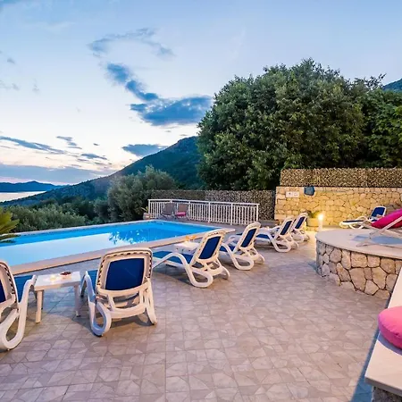 Gorgeous Home In Trsteno Hotel 4*